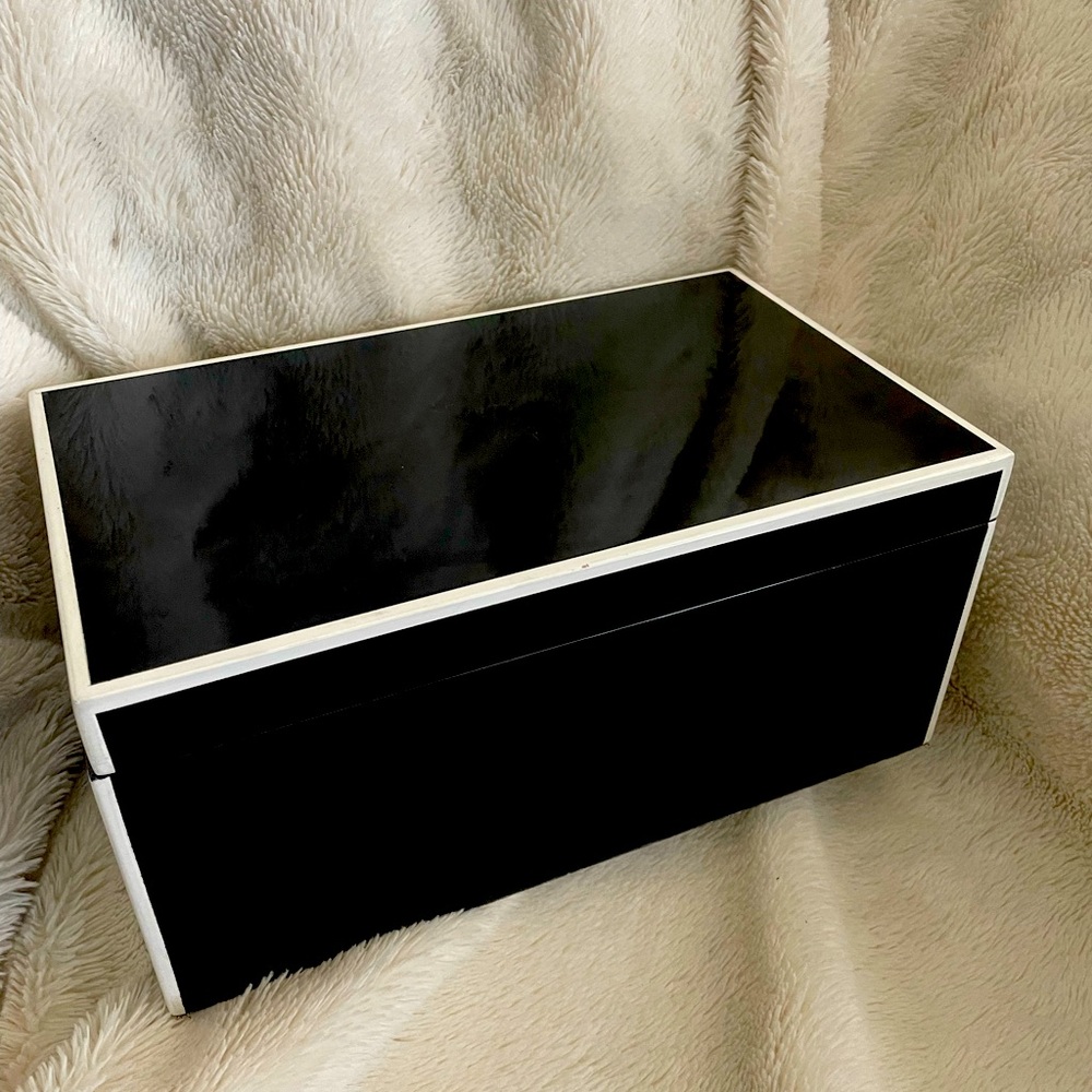 Lacquered luxury jewelry box
